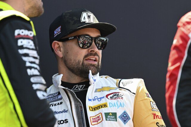 Elliott critica NASCAR por multar Stenhouse em US $ 75.000 por briga na All-Star Race usada em uma promoção